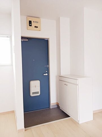 ワールドハイツ満永の玄関|収納もある玄関です