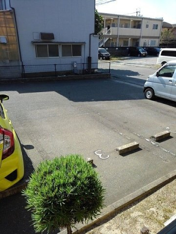メゾンクレールの駐車場|駐車場があります