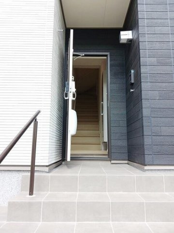 メゾンラペーシュの玄関|明るい玄関です