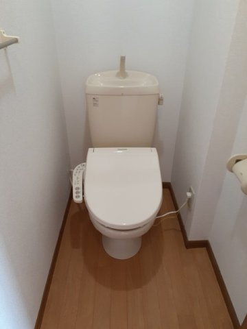 エクレール山本のトイレ|落ち着いた色調のトイレです