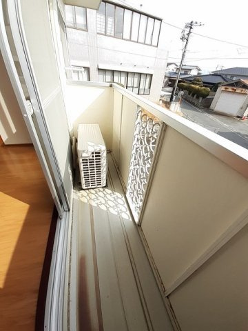 ハイツ９０のバルコニー|開放的で明るい空間を演出してくれるバルコニーです