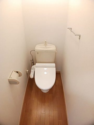 サンシャインハイツのトイレ|落ち着いた色調のトイレです