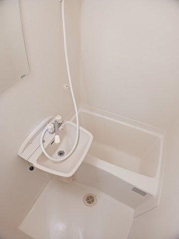 サンシャインハイツの浴室|コンパクトで使いやすいお風呂です