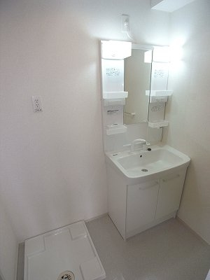 グリーンヒル六番館の洗面所|ゆったりとスペースのある洗面所