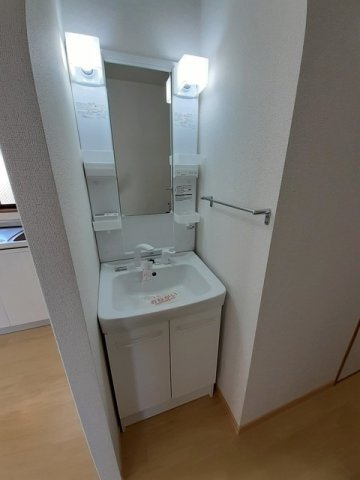 村ノ上ハイツⅤの洗面所|明るい洗面所です
