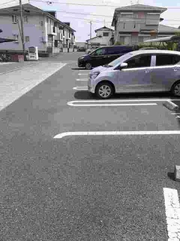 アルモニー　Ｋの駐車場|車をお持ちの方に嬉しい駐車場付きの物件です