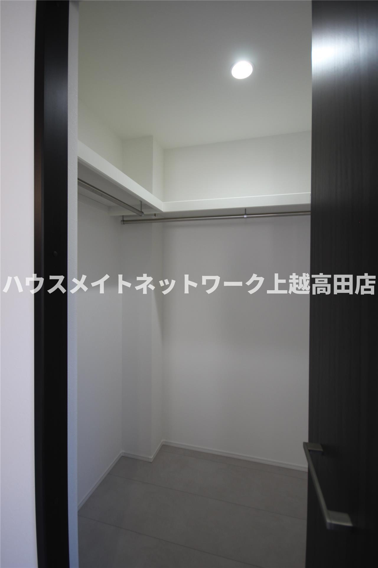 ユーソニアン上越・御殿山Ａの収納|ウォークインクローゼット（参考同型タイプの室内写真）
