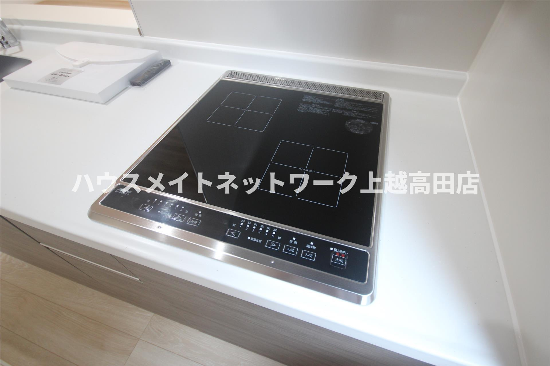 ユーソニアン上越・御殿山Ａの設備|ＩＨクッキングヒーター２口（参考同型タイプの室内写真）
