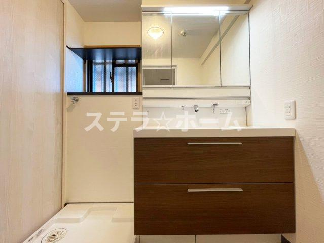 グリーンコーポ豊中南の独立洗面台|独立洗面台、小物を置くことができて便利です