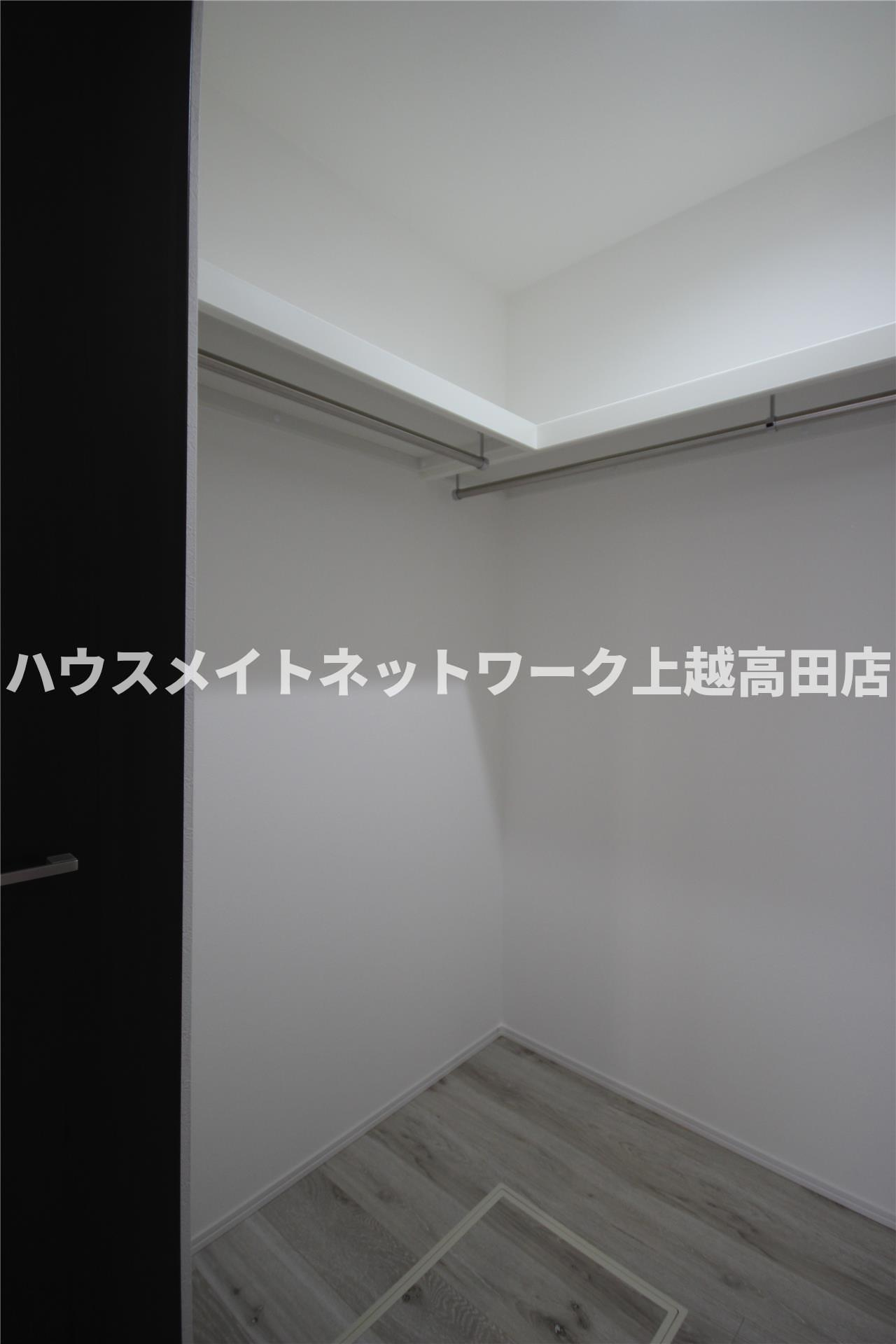 ユーソニアン上越・御殿山Ａの収納|ウォークインクローゼット（参考同型タイプの室内写真）