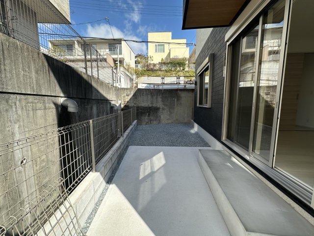 西宮市広田町のアパートのバルコニー