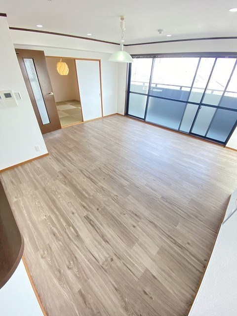 西宮市南甲子園２丁目の賃貸マンションの居間・リビング
