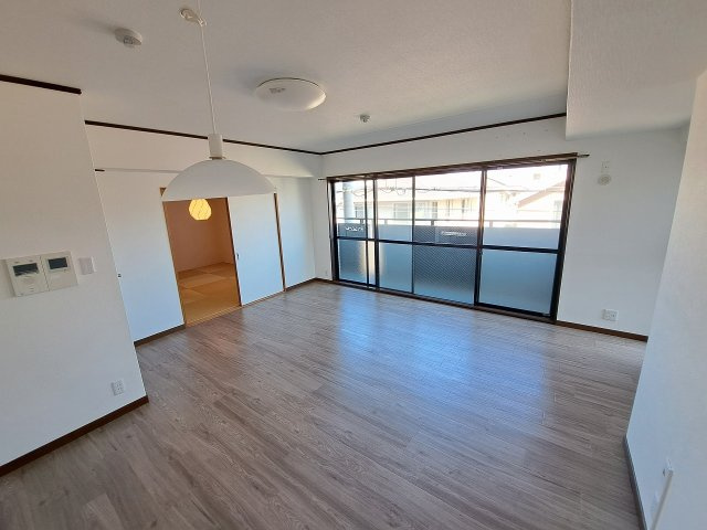 西宮市南甲子園２丁目の賃貸マンションの居間・リビング