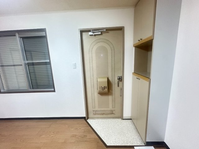 神戸市東灘区深江本町１丁目のアパートの玄関