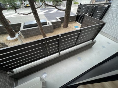 西宮市甲子園口２丁目のアパートのバルコニー