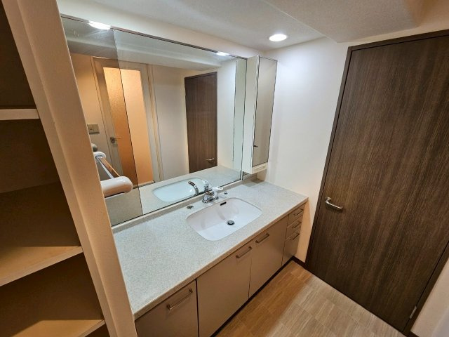 芦屋市浜町の賃貸マンションの洗面所