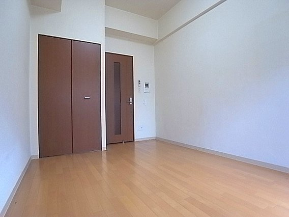 神戸市中央区南本町通５丁目の賃貸マンションの居間・リビング