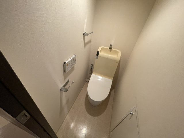 芦屋市朝日ケ丘町の賃貸マンションのトイレ