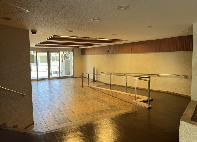 芦屋市朝日ケ丘町の賃貸マンションのロビー