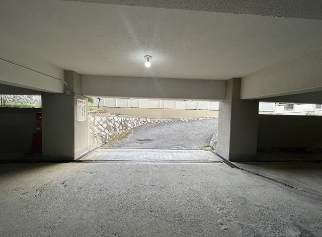 芦屋市朝日ケ丘町の賃貸マンションの駐車場