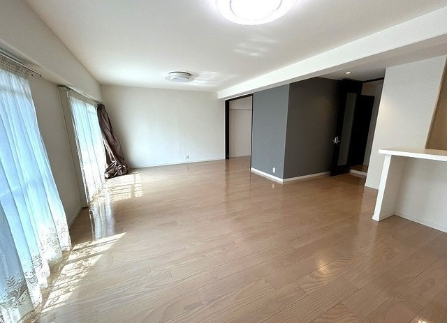 芦屋市朝日ケ丘町の賃貸マンションの居間・リビング
