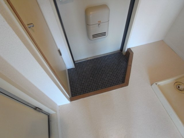 神戸市中央区元町通３丁目のアパートの玄関