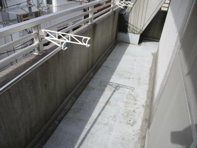 神戸市中央区元町通３丁目のアパートのバルコニー