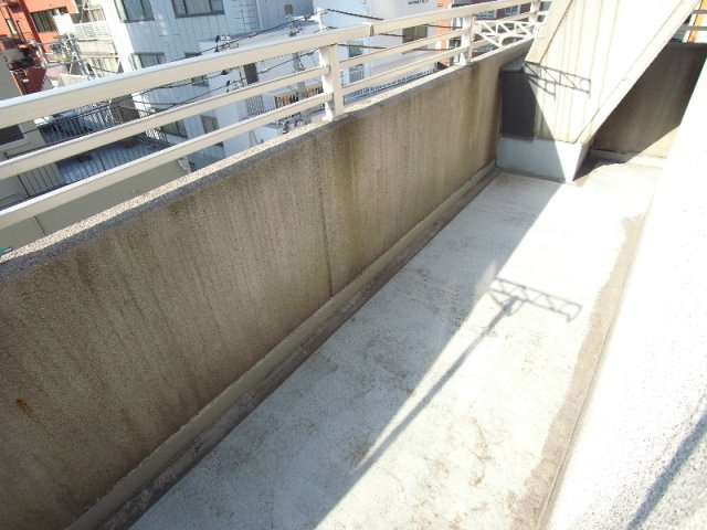 神戸市中央区元町通３丁目のアパートのバルコニー