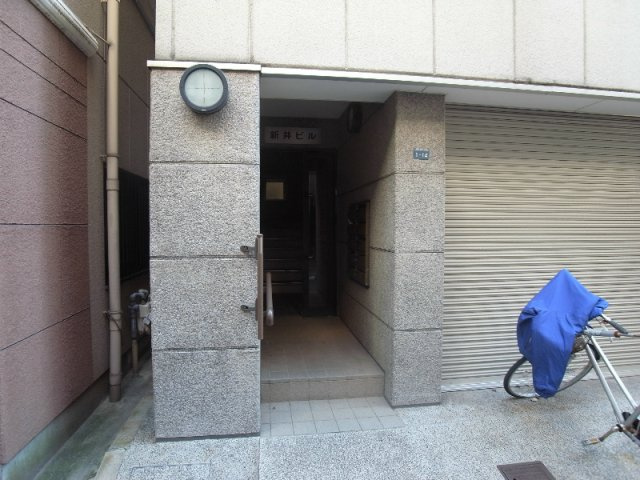 神戸市中央区元町通３丁目のアパートのエントランス