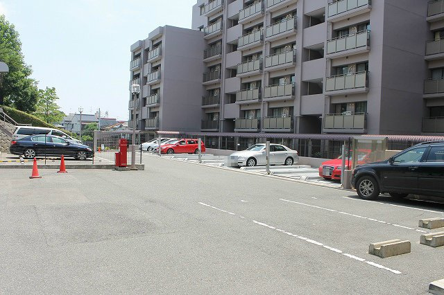 パークハイム神戸熊内町の駐車場