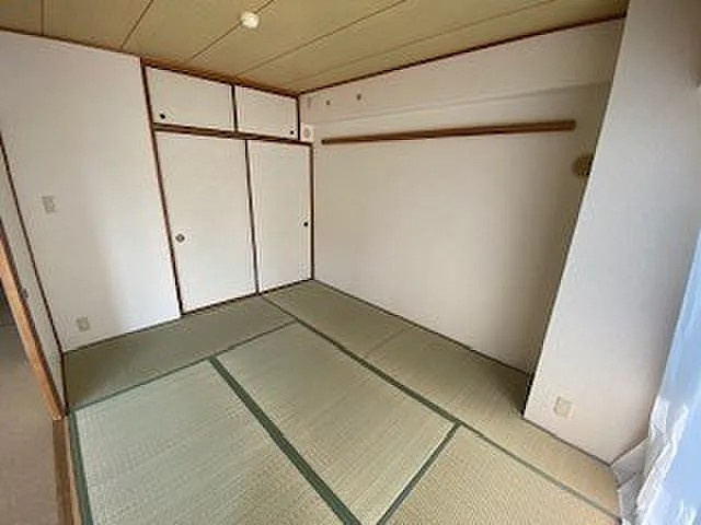 シャムロックコート西岡本の居間・リビング