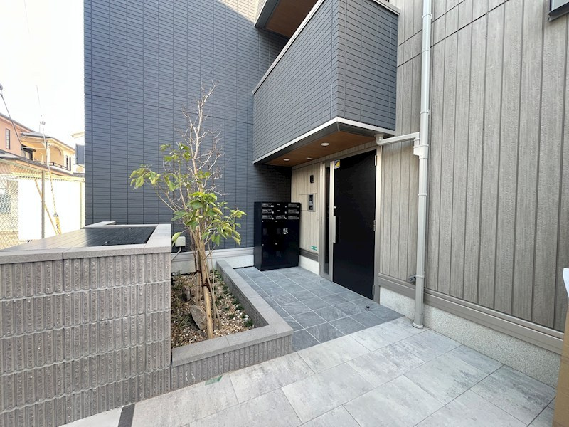 西宮市青木町のアパートのエントランス