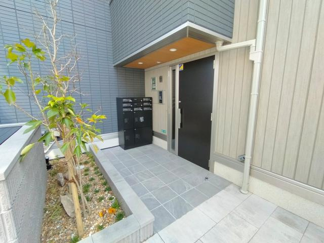 西宮市青木町のアパートのエントランス