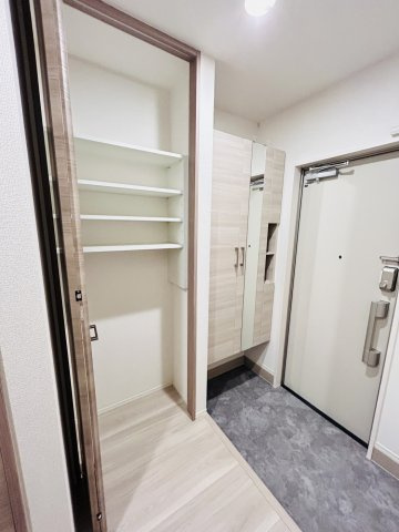西宮市青木町のアパートの玄関