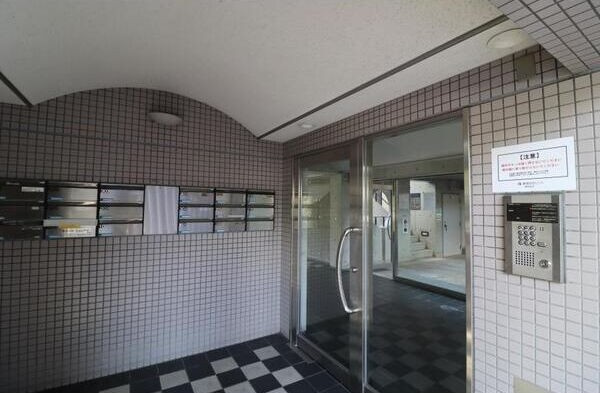 芦屋市川西町の賃貸マンションのエントランス