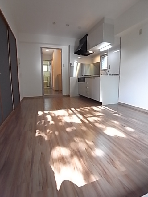 芦屋市川西町の賃貸マンションの居間・リビング