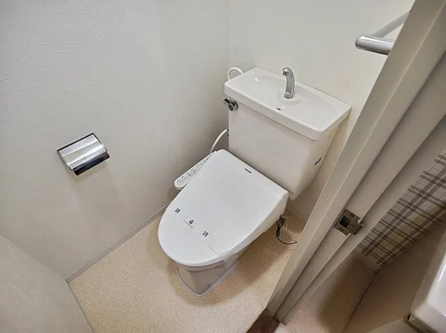 神戸市灘区岩屋中町４丁目の賃貸マンションのトイレ