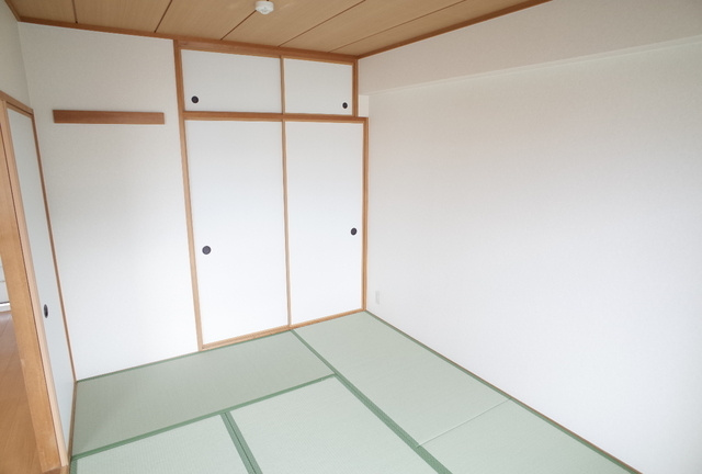 西宮市下大市東町の賃貸マンションの居間・リビング
