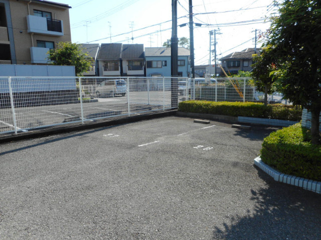 西宮市下大市東町の賃貸マンションの駐車場