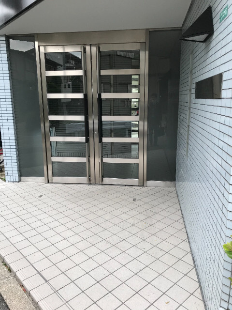 西宮市下大市東町の賃貸マンションのエントランス