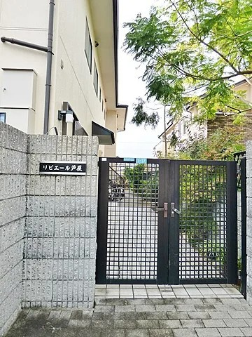 芦屋市平田町の賃貸マンションのエントランス