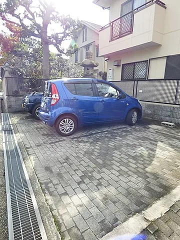 芦屋市平田町の賃貸マンションの駐車場