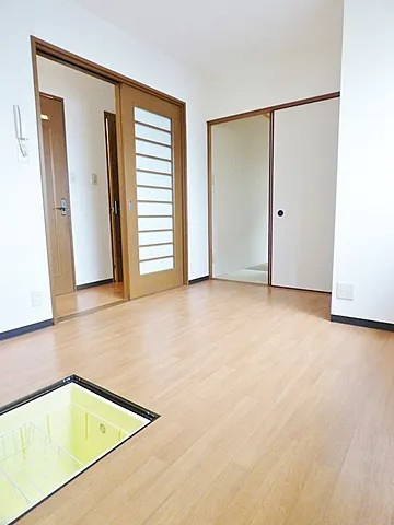 芦屋市平田町の賃貸マンションの居間・リビング