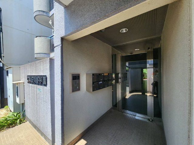 西宮市中浜町の賃貸マンションのエントランス
