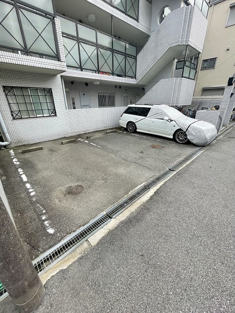 西宮市甲子園口北町の賃貸マンションの駐車場