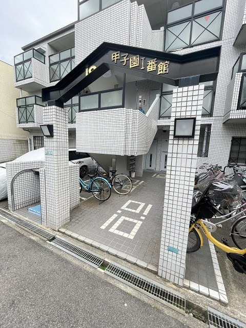 西宮市甲子園口北町の賃貸マンションの駐車場