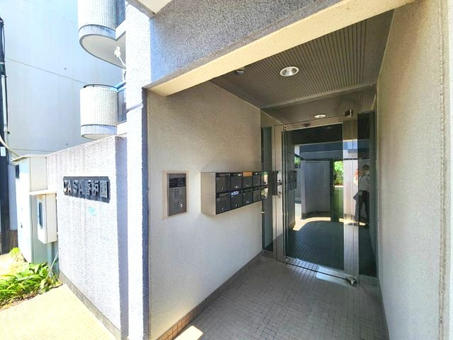 西宮市中浜町の賃貸マンションのエントランス