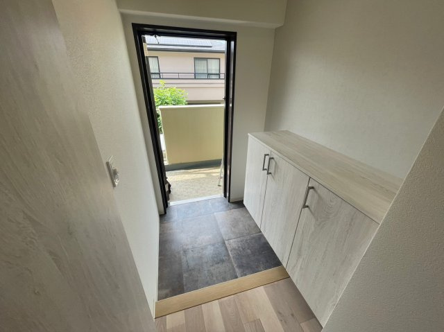 西宮市甲東園２丁目の賃貸マンションの玄関