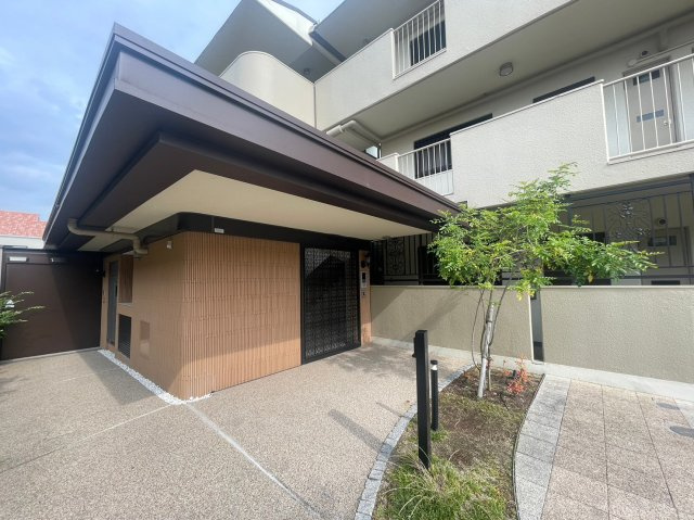 西宮市甲東園２丁目の賃貸マンションのエントランス