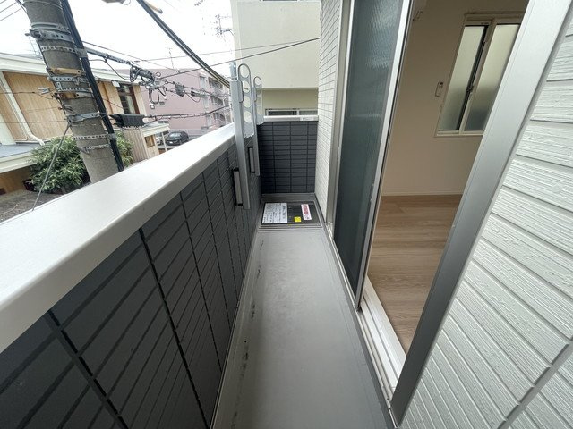 西宮市門戸荘のアパートのバルコニー